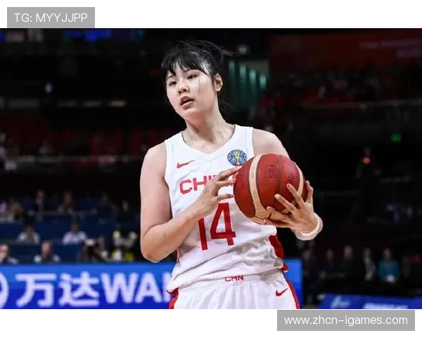 中国女篮热身赛两分惜败法国，李月汝内线优势明显